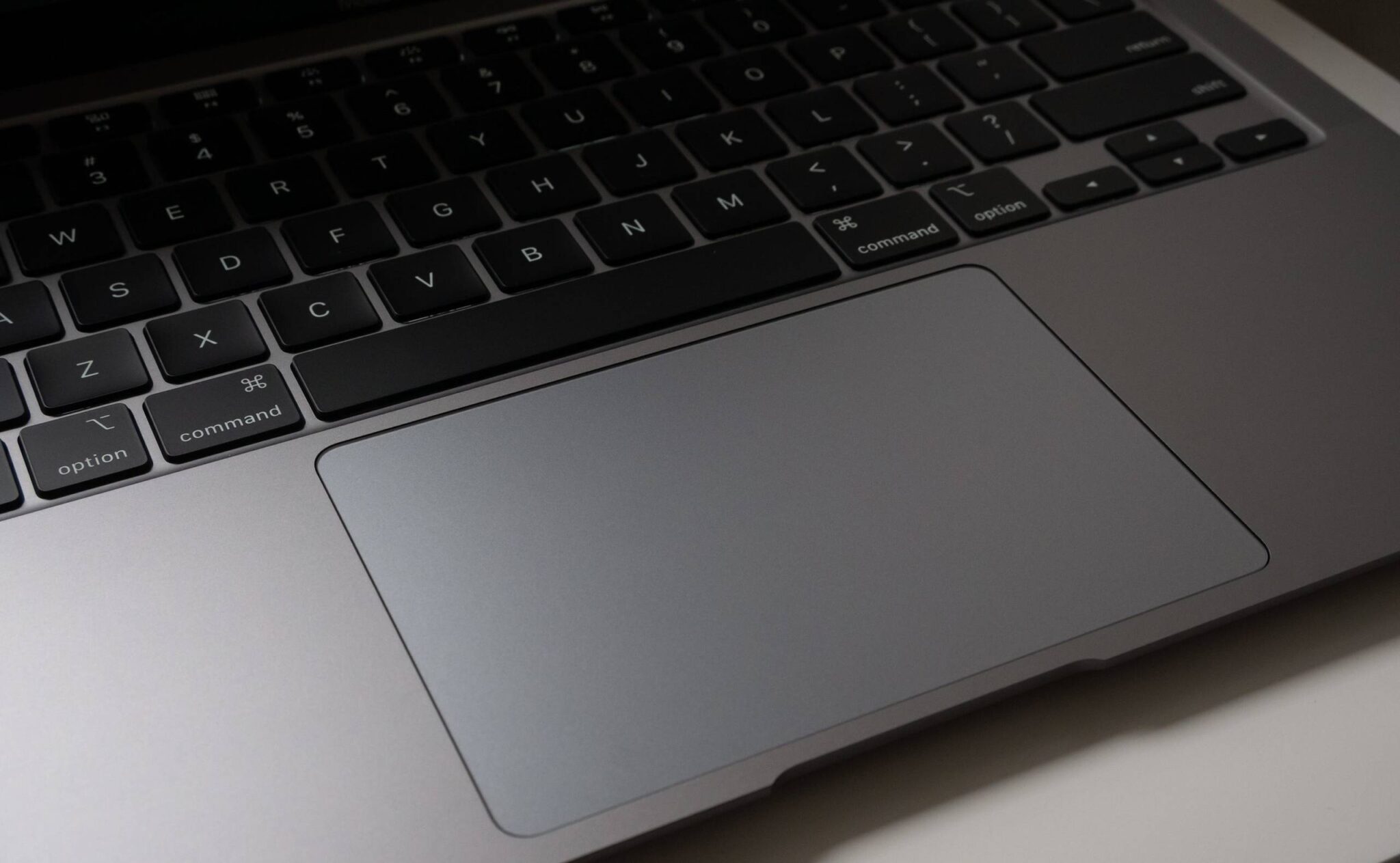 Sforum - Trang thông tin công nghệ mới nhất 2020-macbook-pro-trackpad-scaled-1 Đánh giá MacBook Air 2020: Chiếc MacBook Air tốt nhất, hời nhất từ trước đến nay 